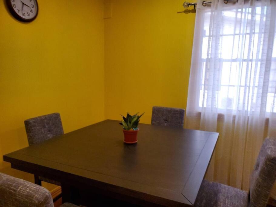 Upstairs 2 Bedroom Avalon Regia Apartment ジョージタウン エクステリア 写真