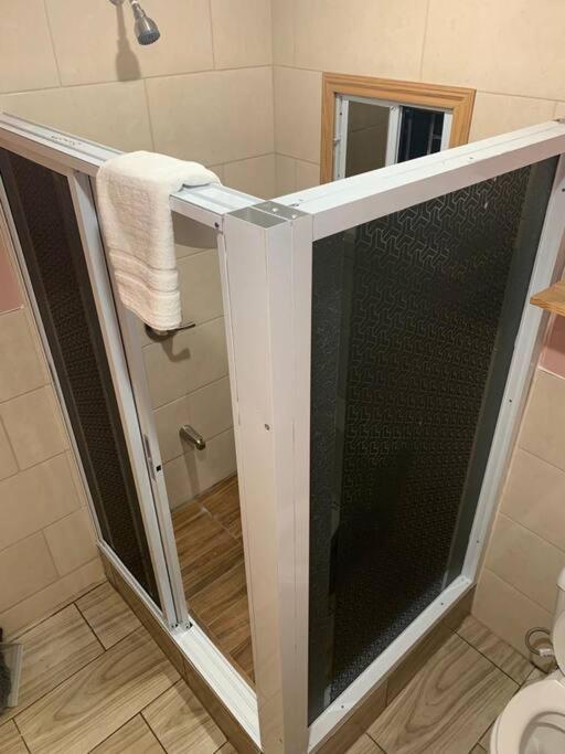 Upstairs 2 Bedroom Avalon Regia Apartment ジョージタウン エクステリア 写真