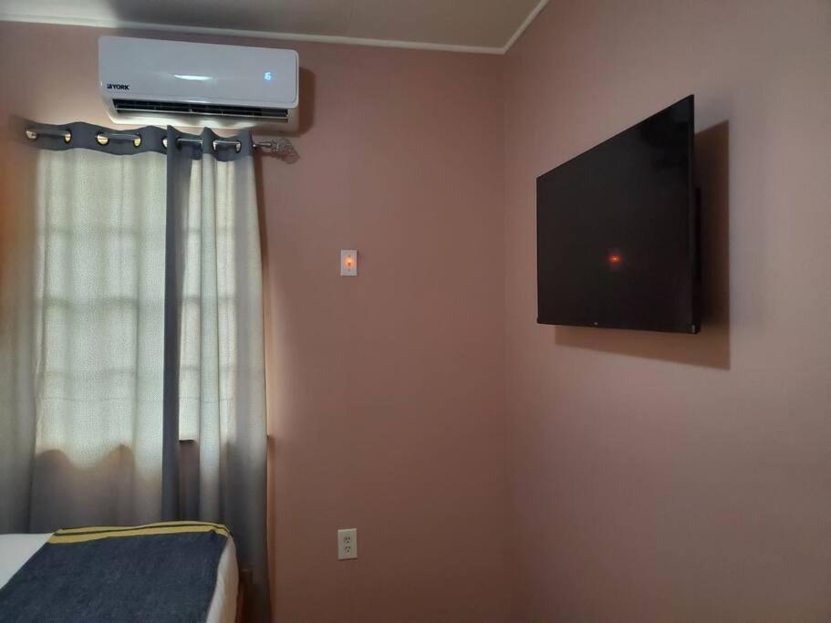 Upstairs 2 Bedroom Avalon Regia Apartment ジョージタウン エクステリア 写真