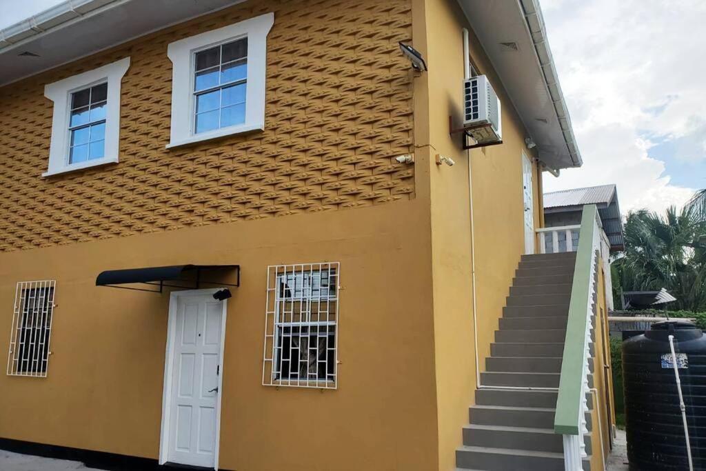 Upstairs 2 Bedroom Avalon Regia Apartment ジョージタウン エクステリア 写真