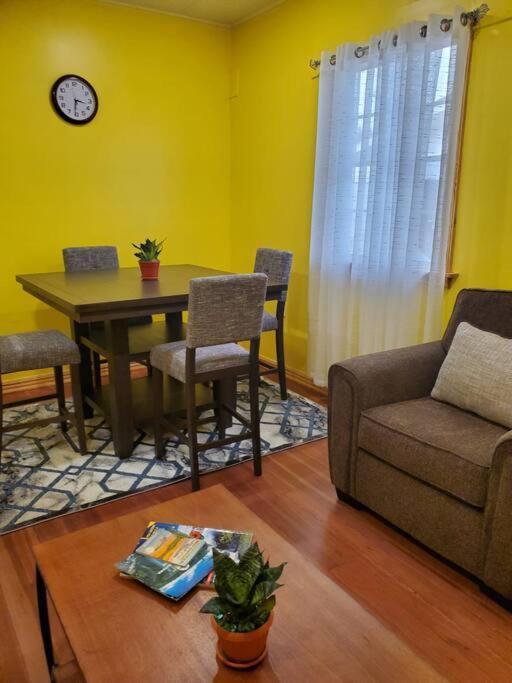 Upstairs 2 Bedroom Avalon Regia Apartment ジョージタウン エクステリア 写真