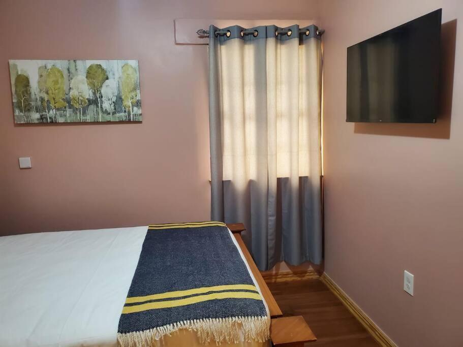 Upstairs 2 Bedroom Avalon Regia Apartment ジョージタウン エクステリア 写真
