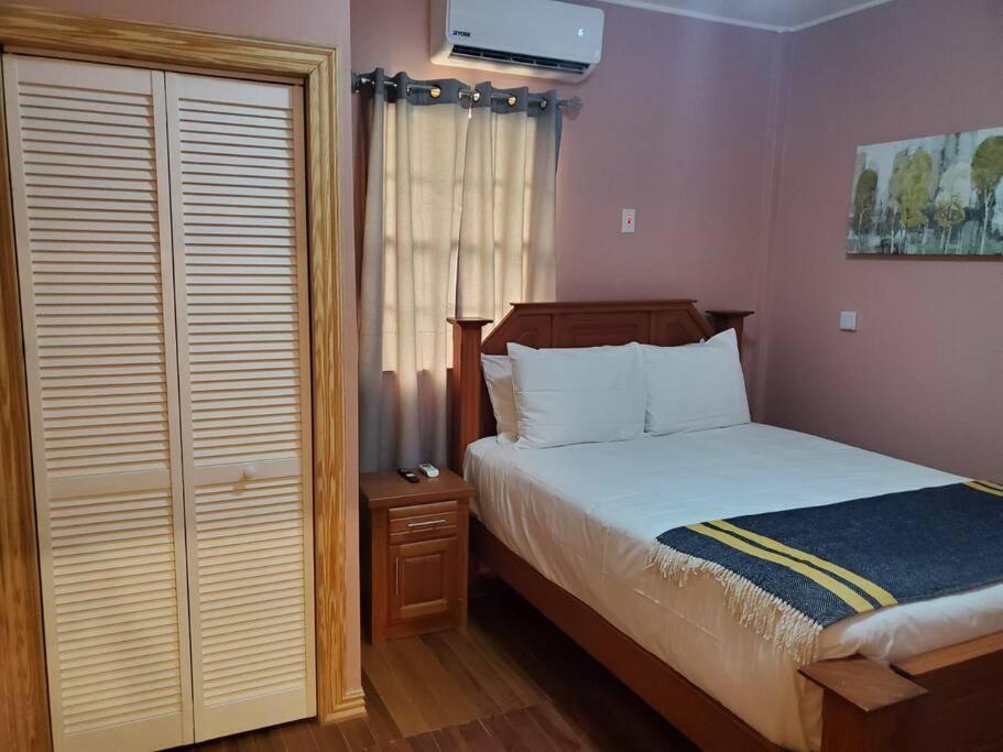 Upstairs 2 Bedroom Avalon Regia Apartment ジョージタウン エクステリア 写真