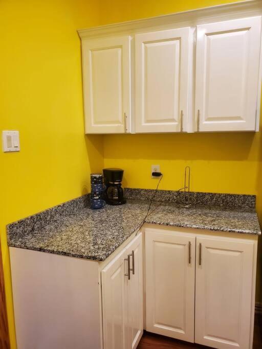 Upstairs 2 Bedroom Avalon Regia Apartment ジョージタウン エクステリア 写真