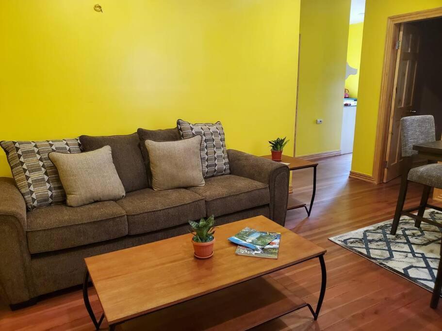 Upstairs 2 Bedroom Avalon Regia Apartment ジョージタウン エクステリア 写真