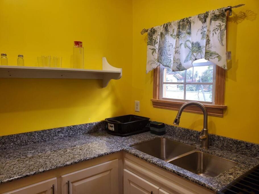 Upstairs 2 Bedroom Avalon Regia Apartment ジョージタウン エクステリア 写真