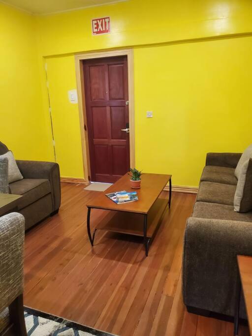 Upstairs 2 Bedroom Avalon Regia Apartment ジョージタウン エクステリア 写真