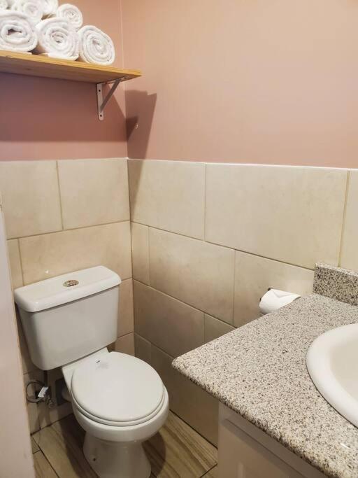 Upstairs 2 Bedroom Avalon Regia Apartment ジョージタウン エクステリア 写真
